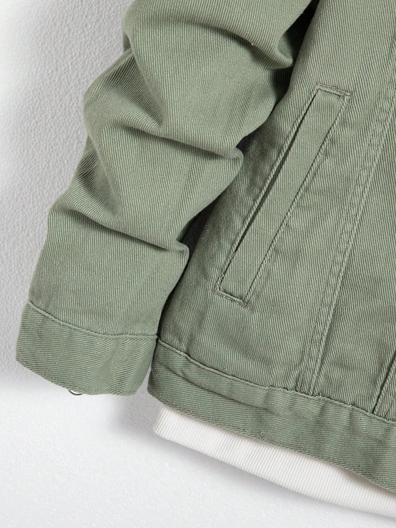 Men's denim jacket for spring and autumn. Green coat. Fashionable, trendy, simple style. For daily casual wear.