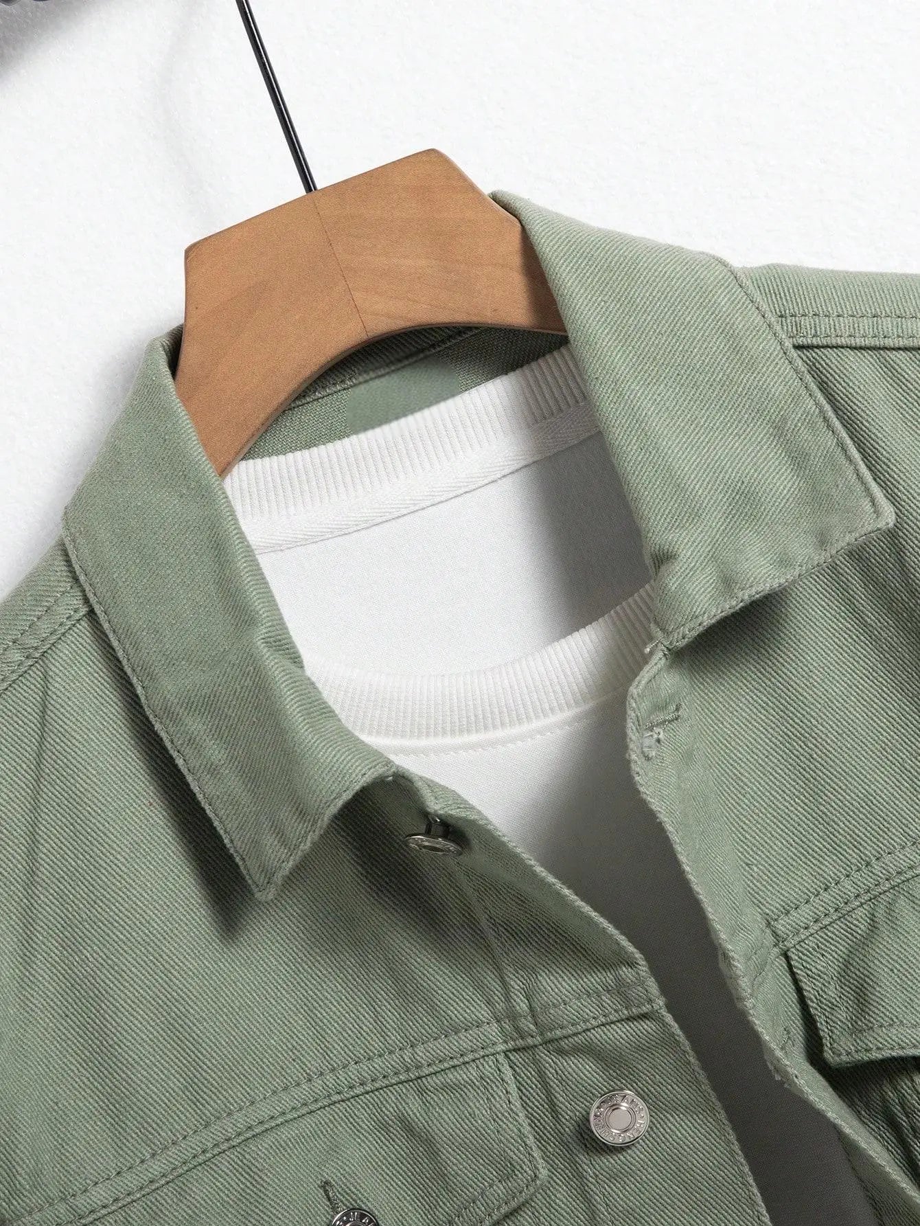 Men's denim jacket for spring and autumn. Green coat. Fashionable, trendy, simple style. For daily casual wear.