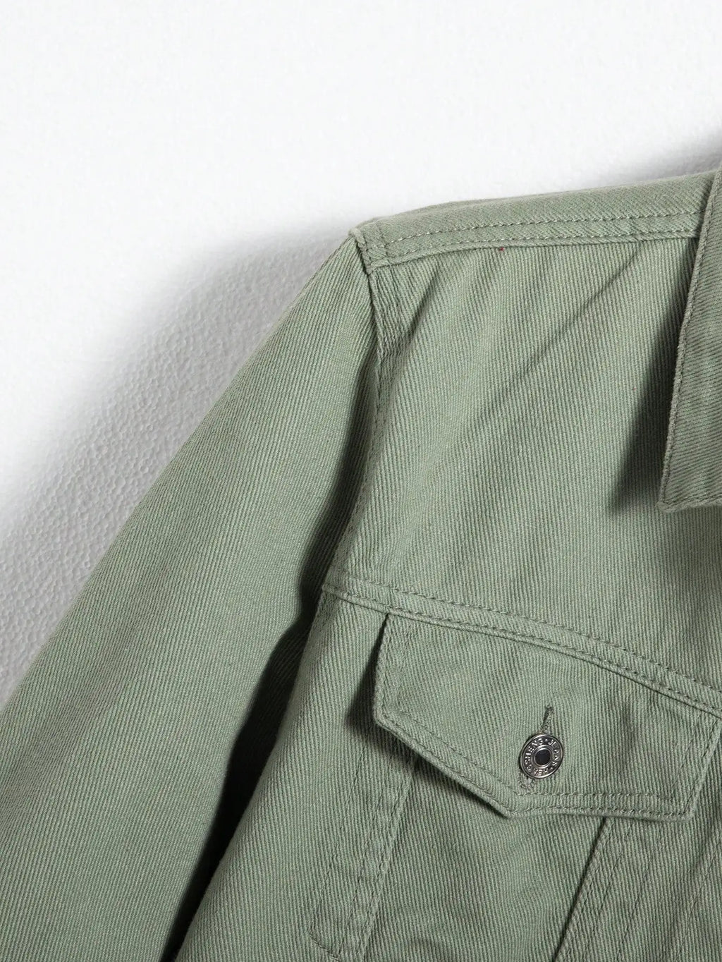 Men's denim jacket for spring and autumn. Green coat. Fashionable, trendy, simple style. For daily casual wear.