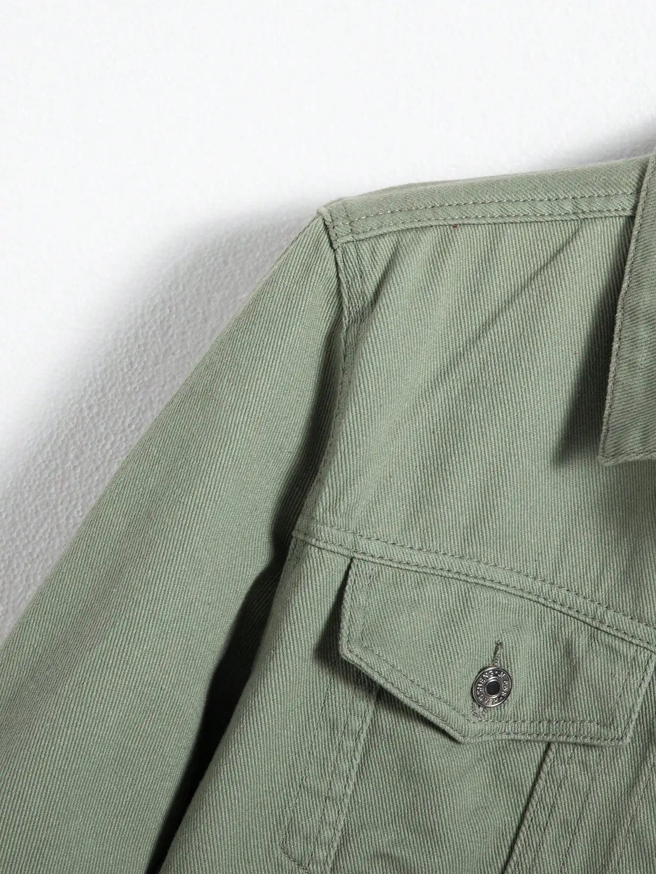 Men's denim jacket for spring and autumn. Green coat. Fashionable, trendy, simple style. For daily casual wear.